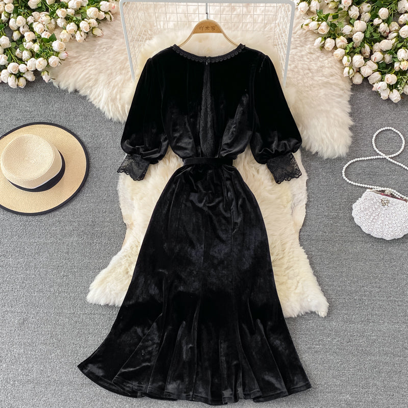 High-End-Licht-Luxus-Temperament zeigt dünnes goldenes Samtkleid 3125 mit V-Ausschnitt