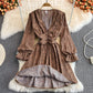 Kleines Kleid mit Leopardenmuster und V-Ausschnitt mit Blasenärmeln 3128