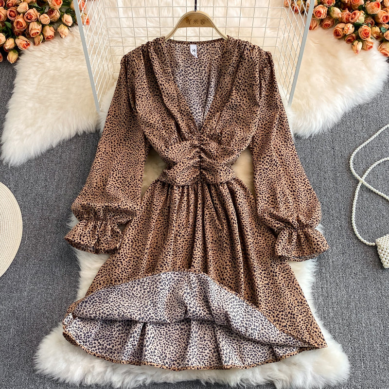 Kleines Kleid mit Leopardenmuster und V-Ausschnitt mit Blasenärmeln 3128