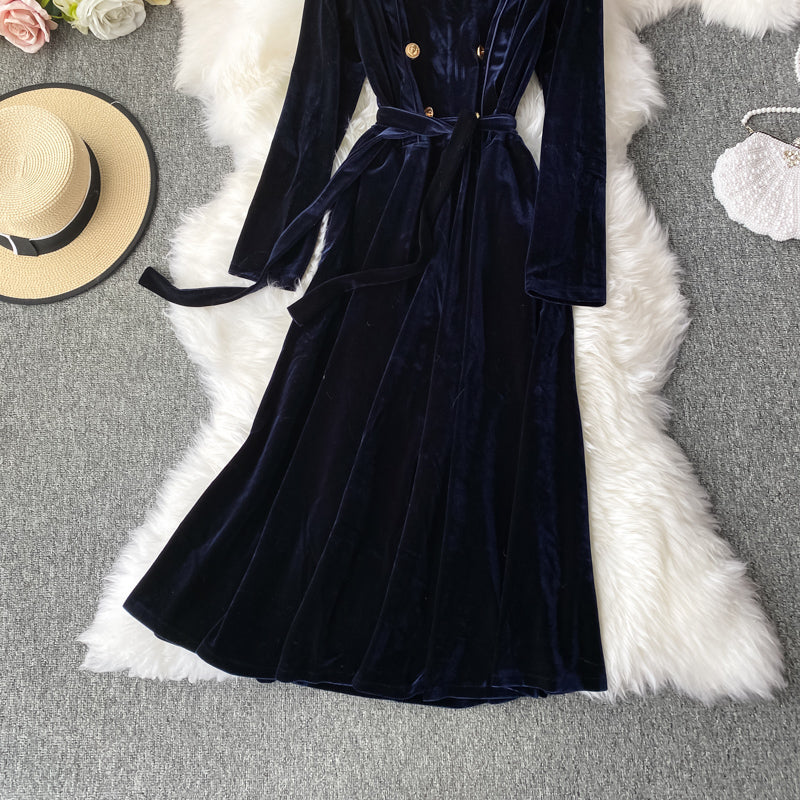 Puppenrevers-Goldknopf-Schmalkleid Big Swing-Samtkleid 3281
