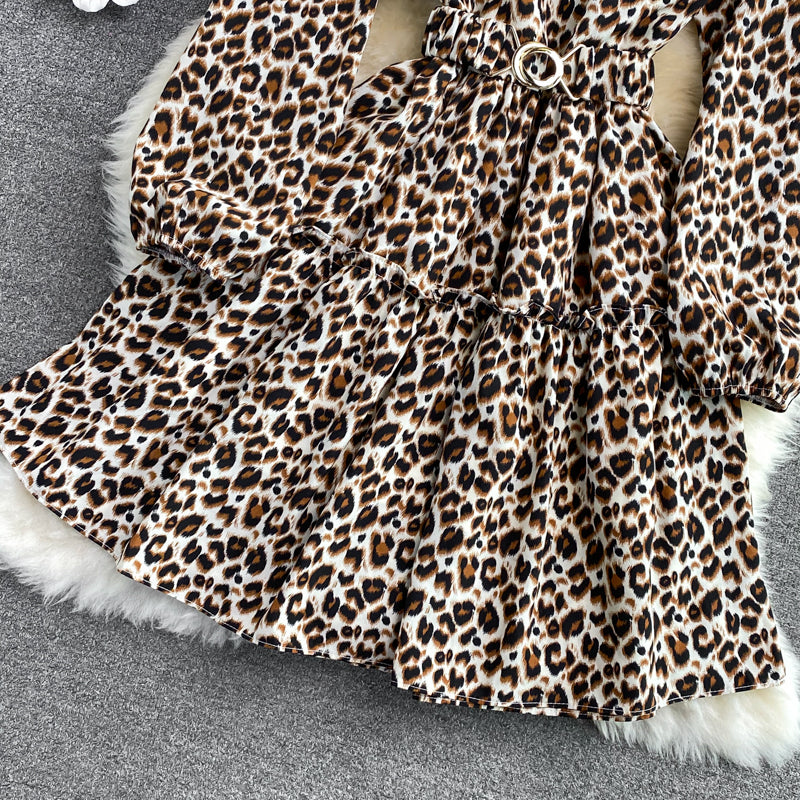 Langärmliges Leopardenkleid mit Rüschen und Rundhalsausschnitt 3375