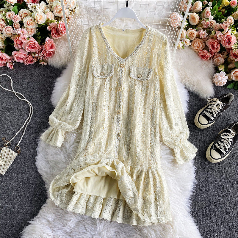 Französisches Langarmkleid mit V-Ausschnitt und Rüscheneinsatz aus Spitze 3146