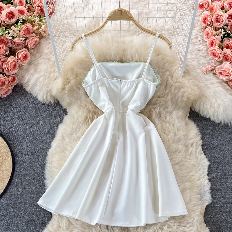 Trägerloses Kleid mit Stehkragen und Blütenblättern und hoher Taille 3215