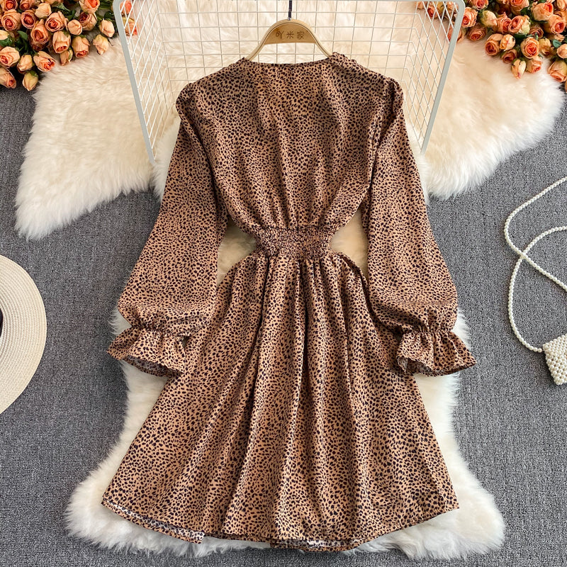 Kleines Kleid mit Leopardenmuster und V-Ausschnitt mit Blasenärmeln 3128