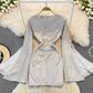 Kleid 2871 mit hoher Taille und ausgestelltem V-Ausschnitt