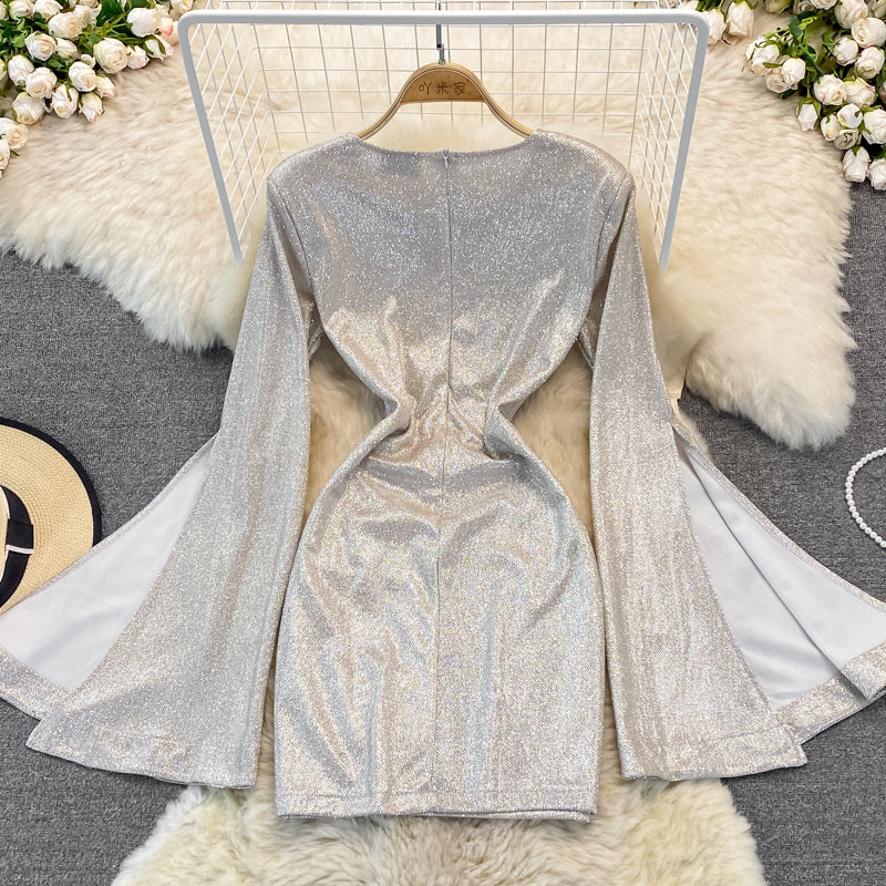 Kleid 2871 mit hoher Taille und ausgestelltem V-Ausschnitt
