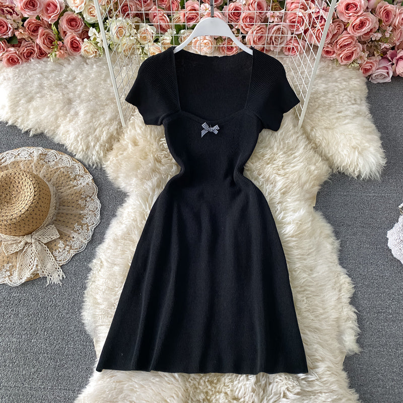 Schmales Strickkleid mit Schleife und eckigem Ausschnitt 3437