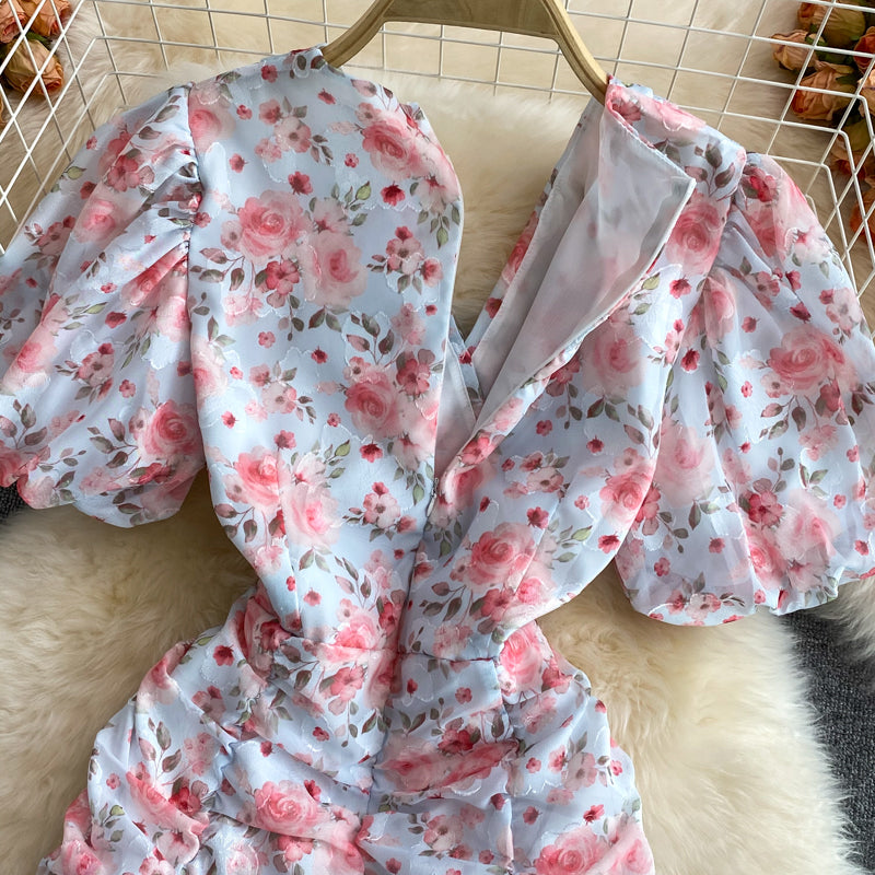 Sanftes Windblumen-Chiffonkleid mit V-Ausschnitt und Fischschwanz in Wickeloptik 3346