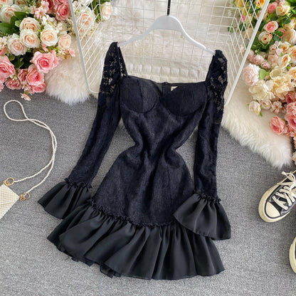 Taillenbund mit eckigem Ausschnitt, langärmliges Rüschenkleid mit Spitzeneinsatz 3148