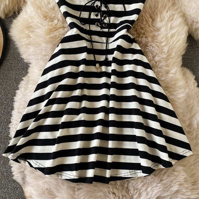 Gestreiftes Kleid mit V-Ausschnitt, schmaler, tief ausgeschnittener Rock in A-Linie 3049