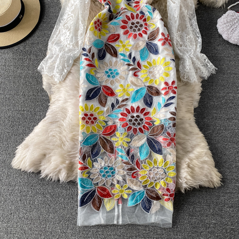 Schmal temperamentvolles, spitzenbesticktes Schlitzkleid mit eckigem Ausschnitt 3418