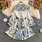 Hoch tailliertes, schlankes, mittellanges, bedrucktes Kleid mit V-Ausschnitt 3012
