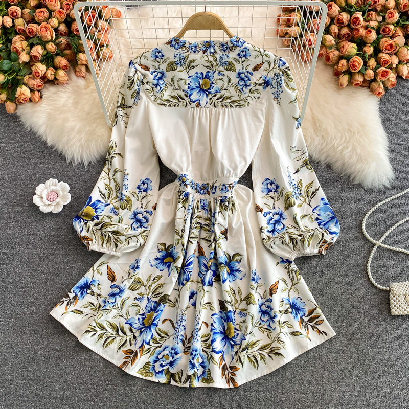 Hoch tailliertes, schlankes, mittellanges, bedrucktes Kleid mit V-Ausschnitt 3012