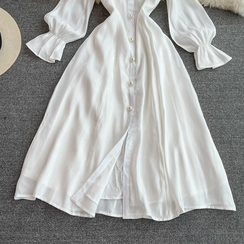 Kleid 3354 mit hoher Taille, schmalen Schaumstoffärmeln und eckigem Ausschnitt