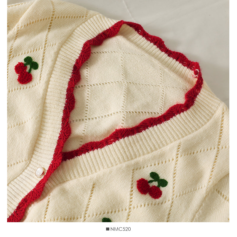 Pull à carreaux en losanges brodés de cerises et à bords ondulés 1748
