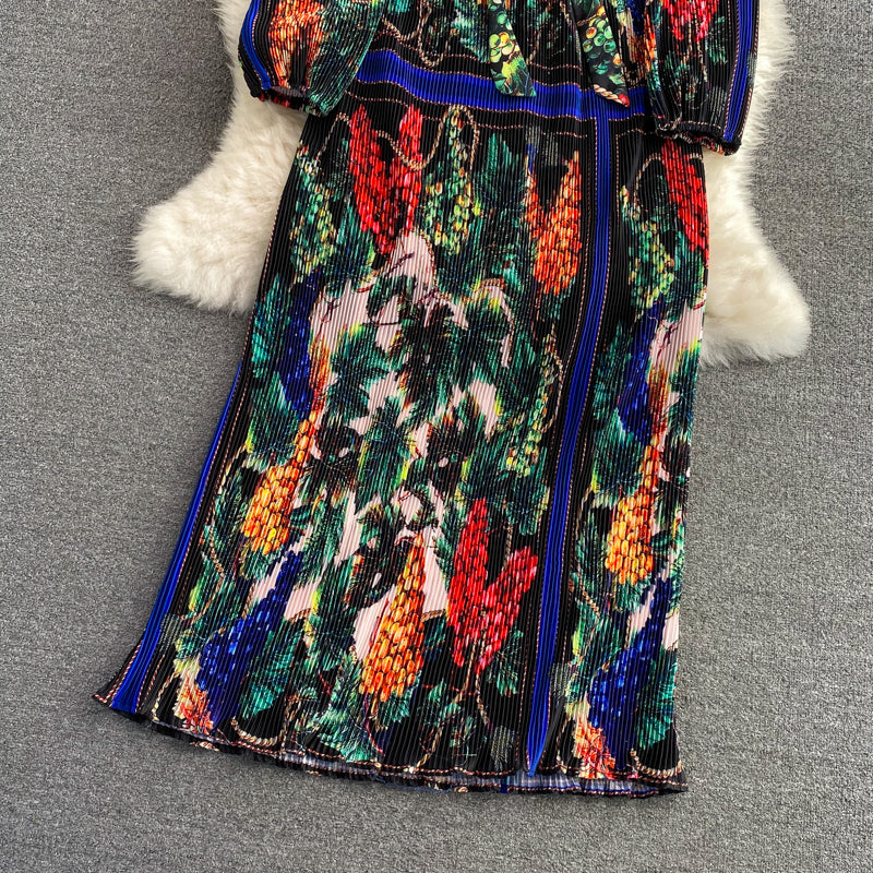 Temperamentvolles Plisseekleid mit Stehkragendruck 3362