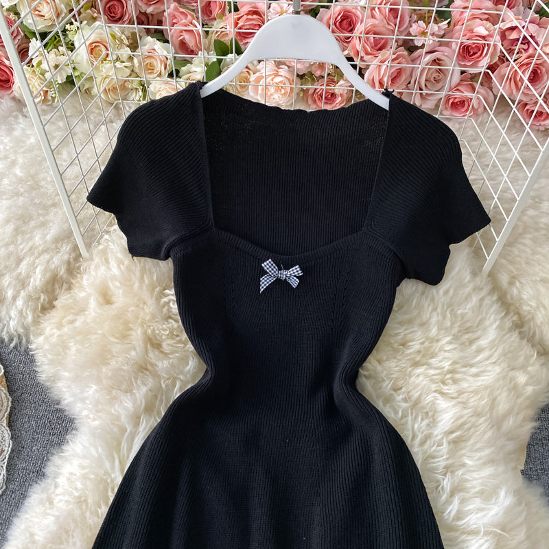 Schmales Strickkleid mit Schleife und eckigem Ausschnitt 3437