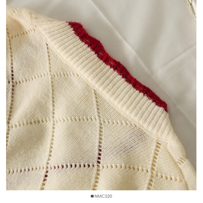 Pull à carreaux en losanges brodés de cerises et à bords ondulés 1748