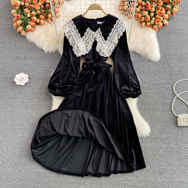 Samtkleid mit Puppenhalsausschnitt und Spitzenrevers 2861