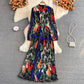 Temperamentvolles Plisseekleid mit Stehkragendruck 3362