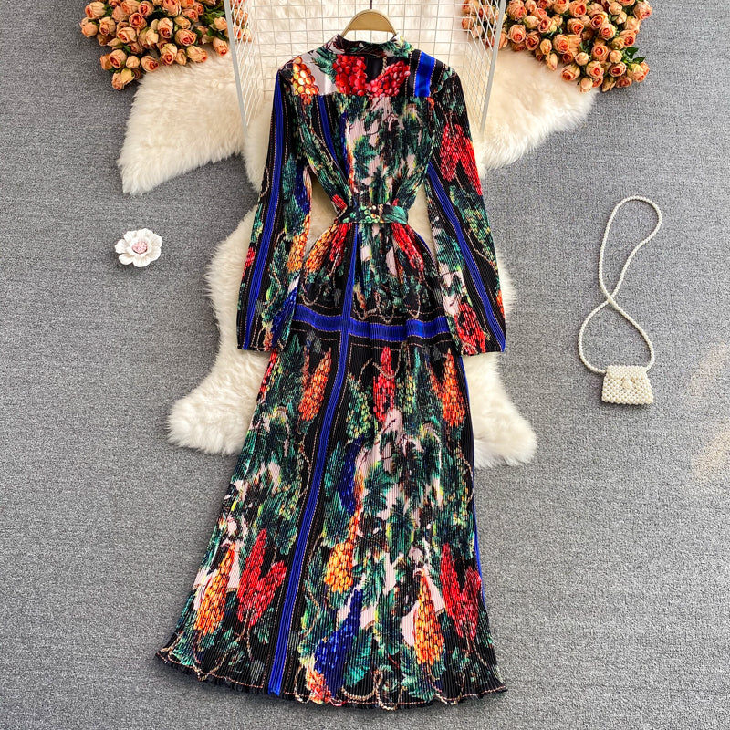 Temperamentvolles Plisseekleid mit Stehkragendruck 3362