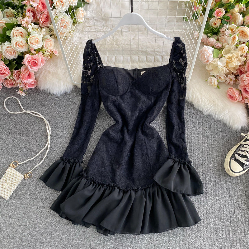Taillenbund mit eckigem Ausschnitt, langärmliges Rüschenkleid mit Spitzeneinsatz 3148