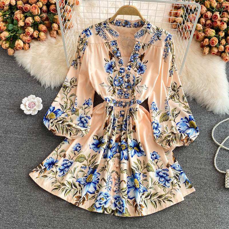 Hoch tailliertes, schlankes, mittellanges, bedrucktes Kleid mit V-Ausschnitt 3012