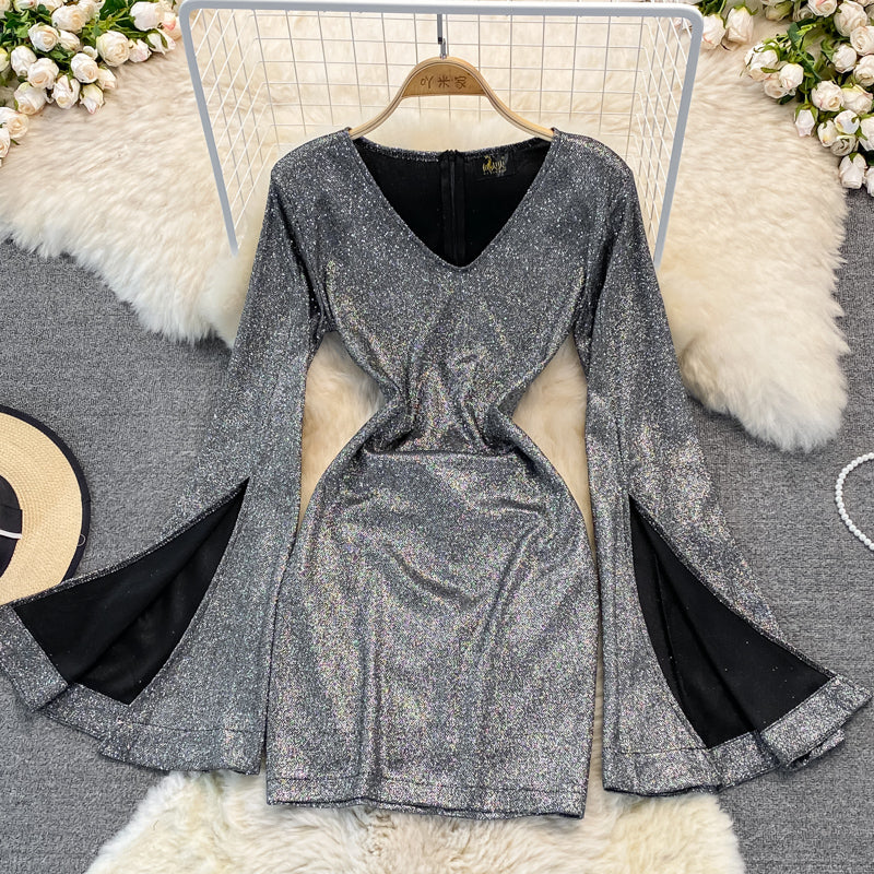 Kleid 2871 mit hoher Taille und ausgestelltem V-Ausschnitt