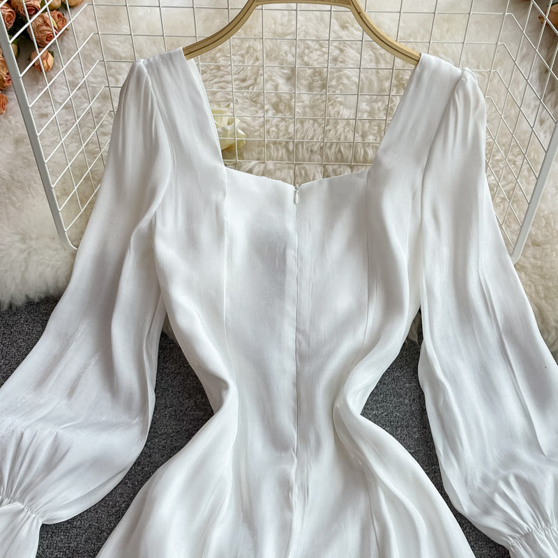 Kleid 3354 mit hoher Taille, schmalen Schaumstoffärmeln und eckigem Ausschnitt