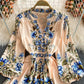 Hoch tailliertes, schlankes, mittellanges, bedrucktes Kleid mit V-Ausschnitt 3012