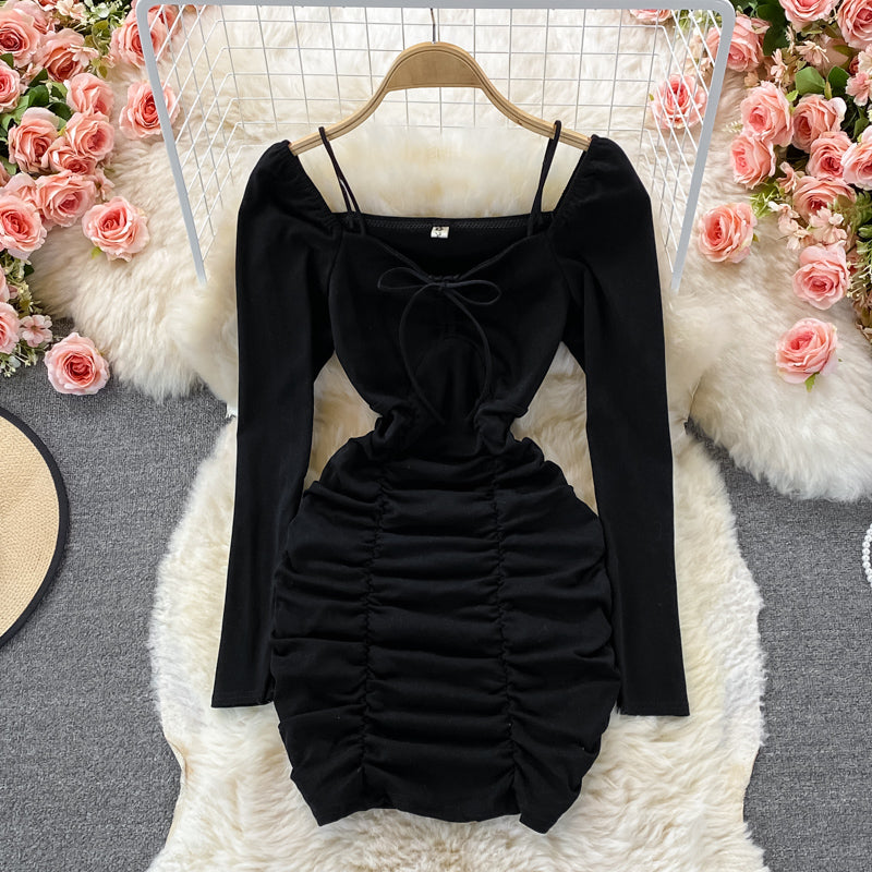 Sexy, schmal geschnittenes, plissiertes Wickelkleid mit eckigem Ausschnitt und Hüftschnürung 2917