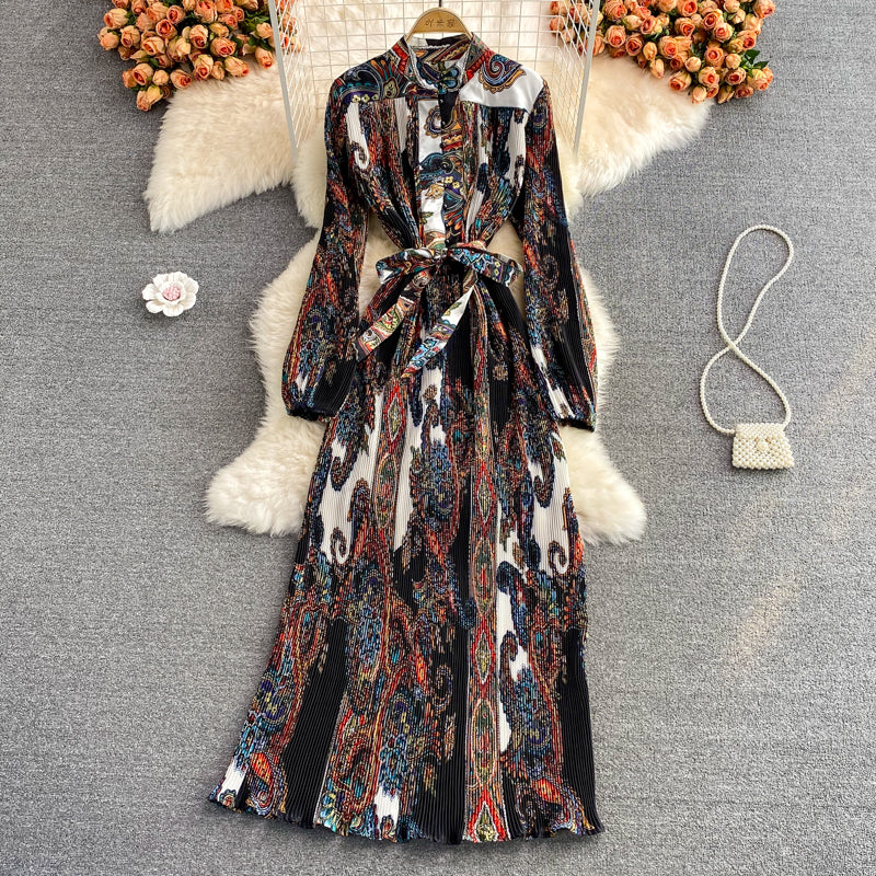Temperamentvolles Plisseekleid mit Stehkragendruck 3362