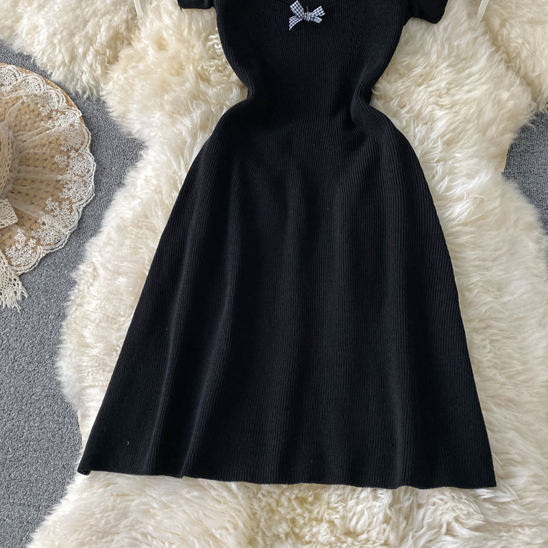 Schmales Strickkleid mit Schleife und eckigem Ausschnitt 3437