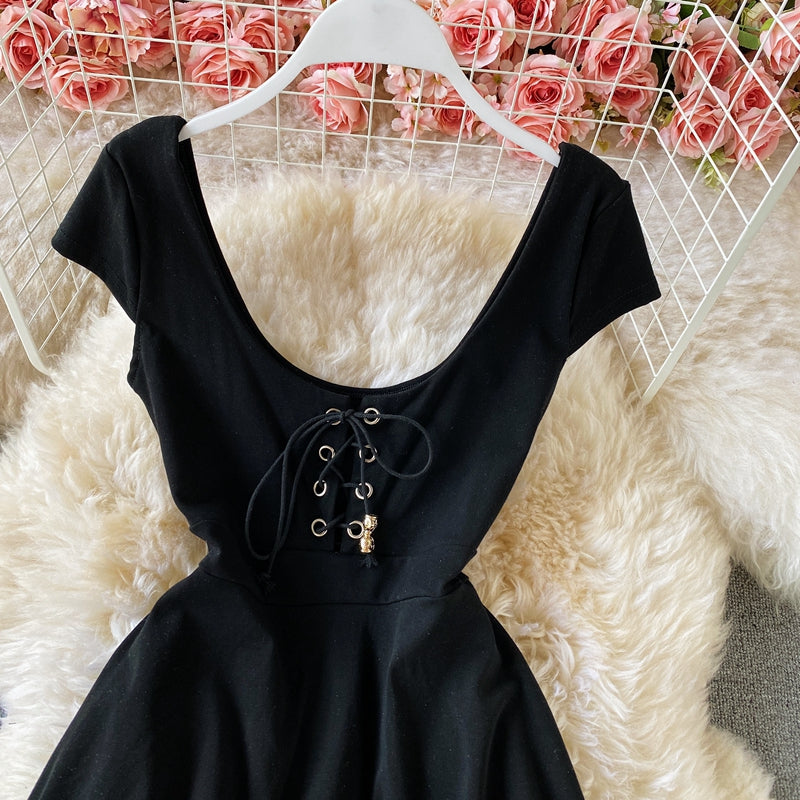 Gestreiftes Kleid mit V-Ausschnitt, schmaler, tief ausgeschnittener Rock in A-Linie 3049