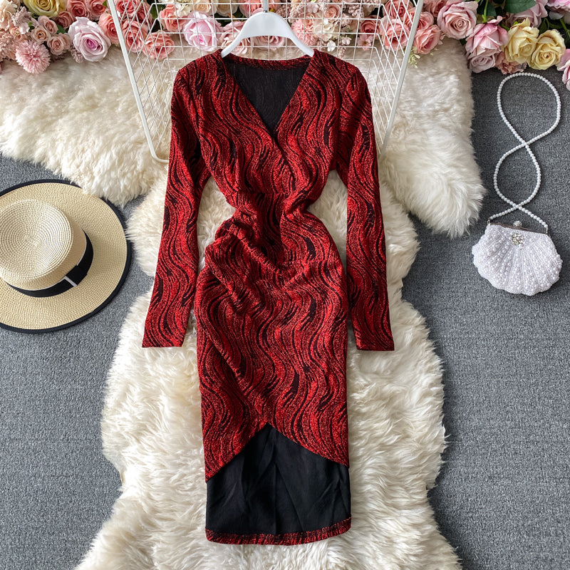 Langärmliges Kleid mit V-Ausschnitt und schmalem Hüftwickelrock 3151