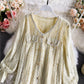 Französisches Langarmkleid mit V-Ausschnitt und Rüscheneinsatz aus Spitze 3146