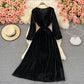 Temperamentvolles, schmales Samtkleid mit V-Ausschnitt und hoher Taille 3089