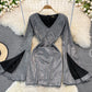 Kleid 2871 mit hoher Taille und ausgestelltem V-Ausschnitt