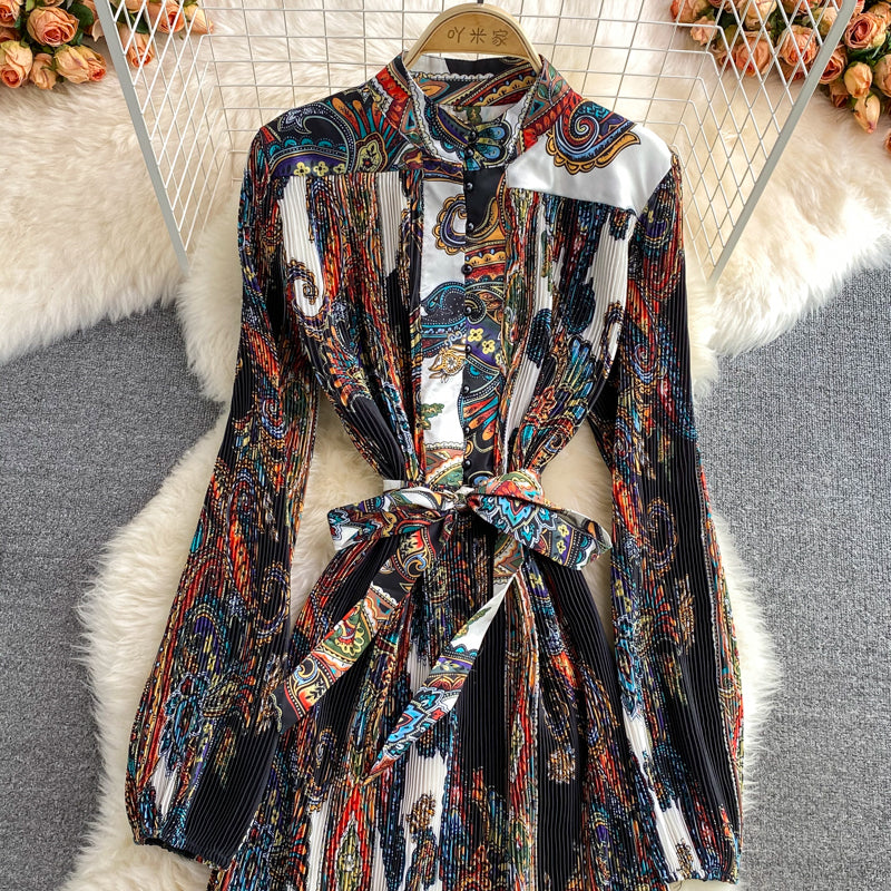 Temperamentvolles Plisseekleid mit Stehkragendruck 3362