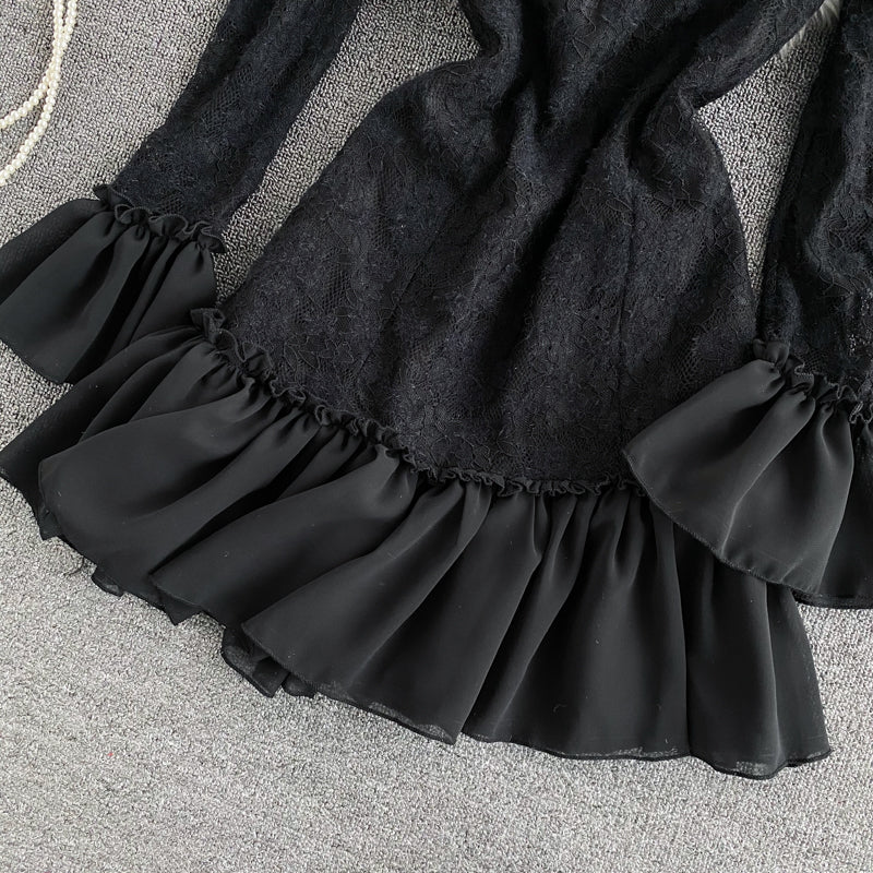 Taillenbund mit eckigem Ausschnitt, langärmliges Rüschenkleid mit Spitzeneinsatz 3148