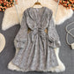 Kleines Kleid mit Leopardenmuster und V-Ausschnitt mit Blasenärmeln 3128
