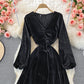 Temperamentvolles, schmales Samtkleid mit V-Ausschnitt und hoher Taille 3089