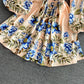 Hoch tailliertes, schlankes, mittellanges, bedrucktes Kleid mit V-Ausschnitt 3012