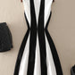 Robe moulante élégante à rayures noires et blanches en coupe A 1211 