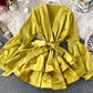 Kurzes Kleid aus Satin mit V-Ausschnitt 988