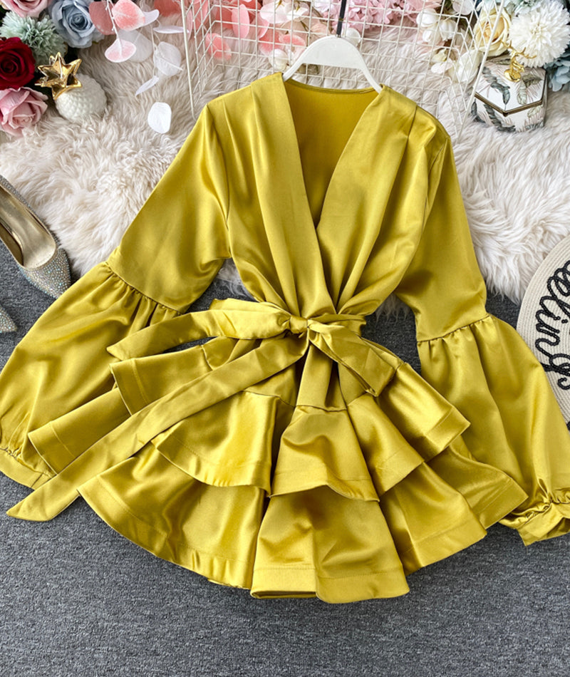 Kurzes Kleid aus Satin mit V-Ausschnitt 988