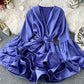 Kurzes Kleid aus Satin mit V-Ausschnitt 988