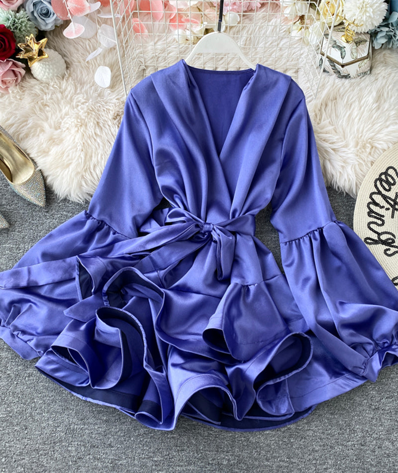 Kurzes Kleid aus Satin mit V-Ausschnitt 988