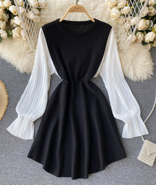 Weißes und schwarzes Strickkleid 989