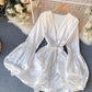 Kurzes Kleid aus Satin mit V-Ausschnitt 988